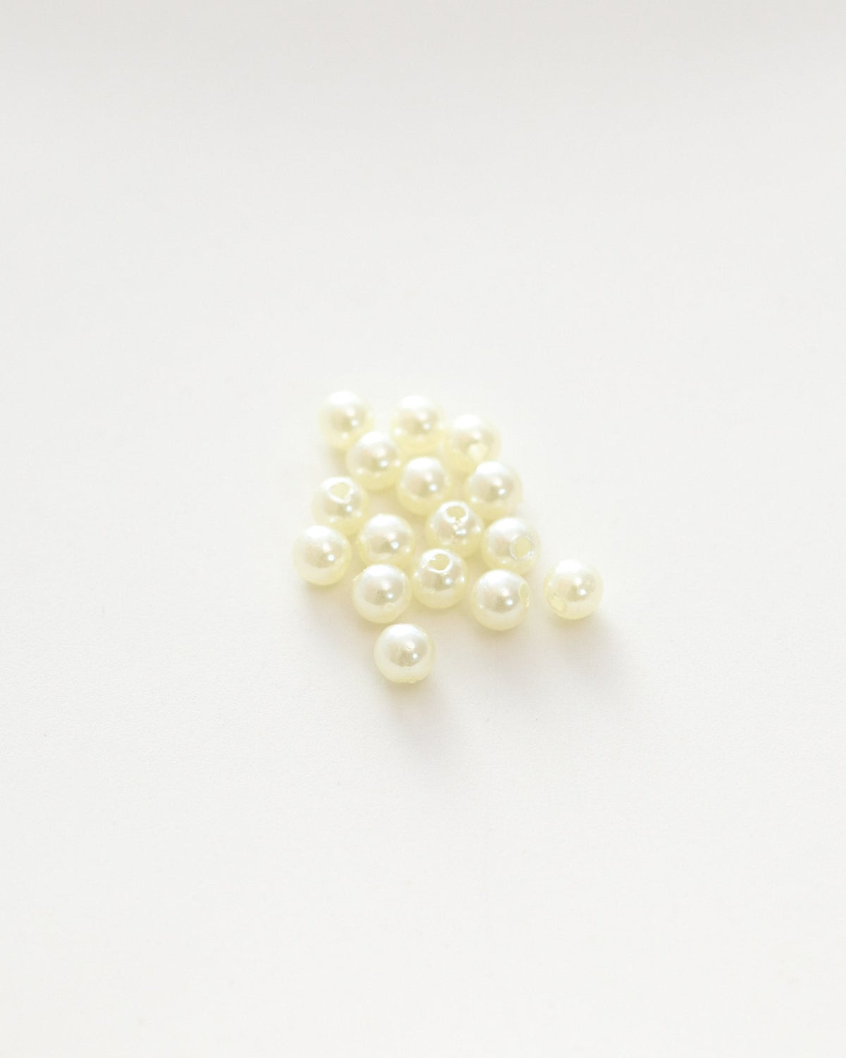 樹脂ビーズ 直径5mm 両穴タイプ　 VC0094